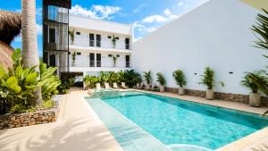 an image of a swimming pool in front of a building at Palmará Hotel in Villeta