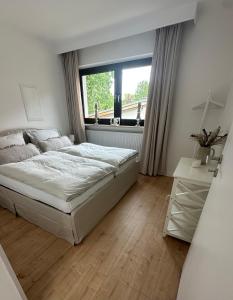 a bedroom with a large bed and a window at Ferienwohnung am Park in Brilon