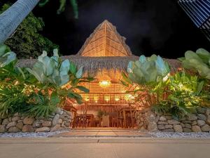 a building with a table and chairs in front of it at Palmará Hotel in Villeta
