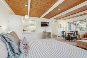 ein Schlafzimmer mit Bett und ein Esszimmer in der Unterkunft Atelier 1015 in Sun Valley + 33 Fotos