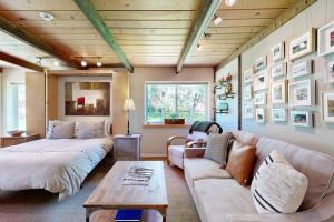 a living room with a couch and a table at Atelier 1101 in Sun Valley