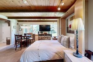 a bedroom with a large bed and a dining room at Atelier 1101 in Sun Valley