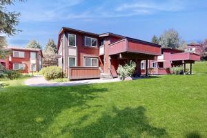 a large house with a green lawn in front of it at Atelier 1101 in Sun Valley