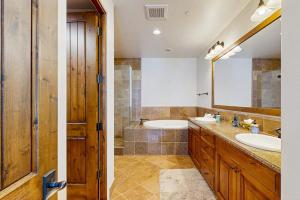 a bathroom with two sinks and a tub and a mirror at Luxury Mountain Townhome in Ketchum +43 photos
