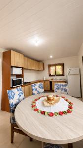a kitchen with a table with flowers on it at Casa Turista in Cambará