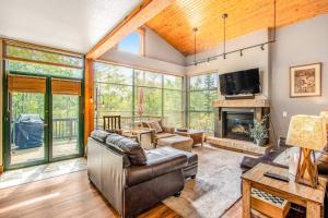 a living room with a couch and a fireplace at Alpine Holidays Ski Tip in Keystone