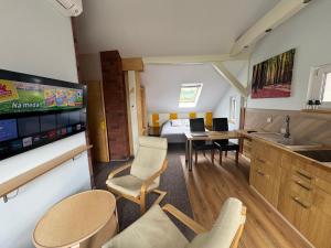 a room with a kitchen and a bedroom with a bed at Kasztanowe Wrota in Kosewo