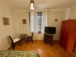 a living room with a television and a table at Alojamiento La Rosa in Combarbalá