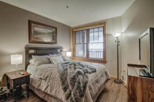 a bedroom with a large bed and a window at Keystone Condo 8380 in Keystone