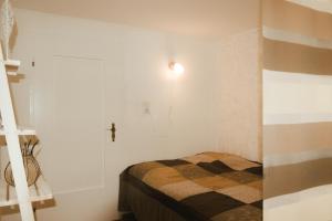 a small bedroom with a bed in a room at Ostsee-Apartment Wolgast in Wolgast