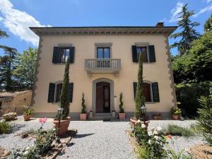 a house with a balcony on the front of it at Hotel Villa Porta All'Arco in Volterra
