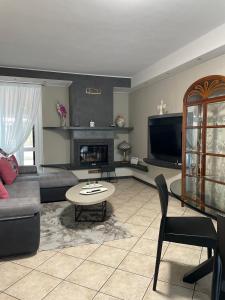 a living room with a couch and a table at Il sogno di Eda in Mozzate