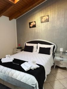a bedroom with a large bed with towels on it at Il sogno di Eda in Mozzate