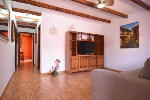 a living room with a tv and a couch at Villa Florymar a 12 minutos del aeropuerto in Ingenio