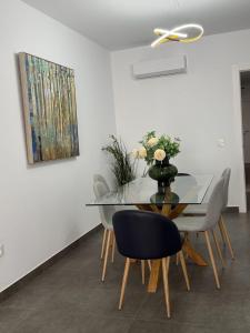 a dining room with a glass table and chairs at FoFo Apartamento 78 in Cijuela
