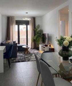 a living room with a glass table and a couch at FoFo Apartamento 78 in Cijuela