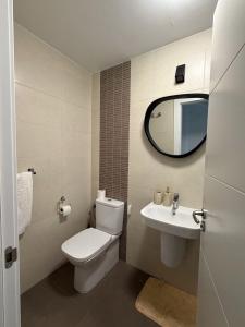 a bathroom with a toilet and a sink at FoFo Apartamento 78 in Cijuela