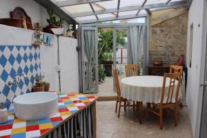 a kitchen with a table and a table and chairs at Sonho do Poeta in Sintra