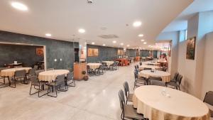 a restaurant with tables and chairs in a room at Barretos Park Hotel in Barretos