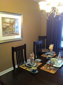 uma mesa de jantar com duas cadeiras e uma mesa com overty em Willow Pond Satellite B&B em Port Perry