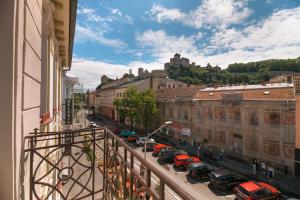 Blick auf eine Stadt mit auf einer Straße geparkten Autos in der Unterkunft BELROS Hotel in Trenčín