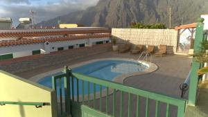 a swimming pool on the side of a building at Apartamentos La Palmera in Frontera