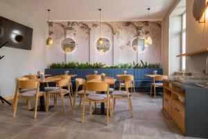 ein Esszimmer mit Holztischen und Stühlen in der Unterkunft BELROS Hotel in Trenčín