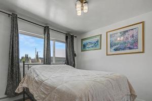 a bedroom with a bed and a window at 410 E 45th ave Unit 3 in Anchorage