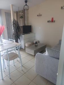a living room with a table and a couch at Studio a la campagne in Dissay