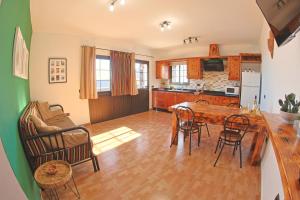 a kitchen and dining room with a table and chairs at Casa La Tabona in Frontera