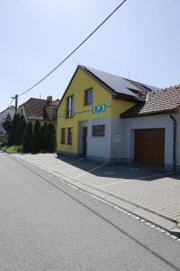a yellow house on the side of a street at Apartmánový dům ROTOR in Kunowitz