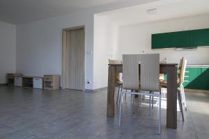 a room with a table and chairs in a classroom at Apartmánový dům ROTOR in Kunowitz