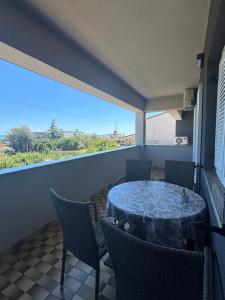 a patio with a table and chairs on a balcony at Apartman Varea in Ližnjan