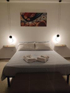 ein Schlafzimmer mit einem Bett, auf dem zwei Handtücher liegen in der Unterkunft Paloma-fly in Forlì