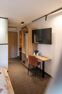 a small room with a table and a kitchen at Lichti´s Rooms & Appartements in Aspang Markt