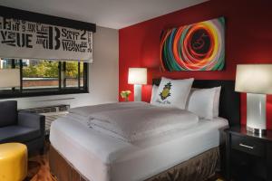 Un pat sau paturi într-o cameră la Staypineapple, Hotel FIVE, Downtown Seattle
