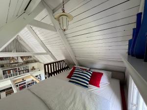 ein Schlafzimmer mit einem Bett auf dem Dachboden in der Unterkunft Captain's cabin in Flen