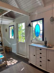 eine Küche mit Spüle und Fenster in der Unterkunft Captain's cabin in Flen + 42 Fotos