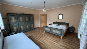 a bedroom with two beds and blue cabinets at Gerds Gartenwohnung in Ottrau
