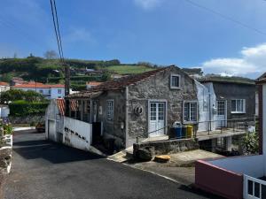 an old stone house on the side of a street at Casa do Stefan in Lomba