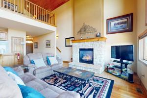 a living room with a couch and a fireplace at Amazing Overlook in McHenry