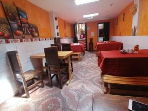 ein Restaurant mit Tischen und Stühlen in einem Raum in der Unterkunft Hotel Andino in Quito
