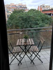 ロスピタレート・デ・リョブレガートにあるApartamento FIRA Barcelonaの植物のあるバルコニー(テーブル、椅子付)
