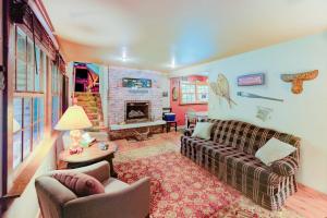 a living room with a couch and a fireplace at Lazy Bear Lodge in Swanton