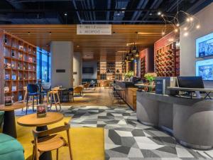a restaurant with tables and chairs and a library at Mercure Debrecen in Debrecen