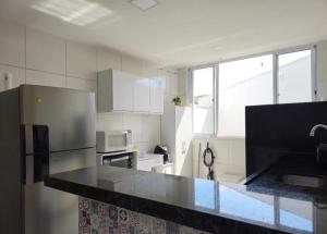 a kitchen with a black counter top in a room at Apartamento Moto Chico Petrolina in Petrolina +5 photos