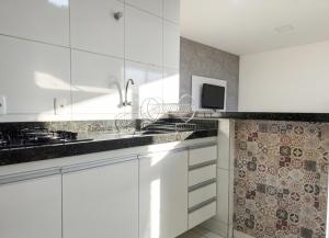 a white kitchen with white cabinets and a sink at Apartamento Moto Chico Petrolina in Petrolina
