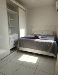 a bedroom with a bed and a dresser at Apartamento Moto Chico Petrolina in Petrolina