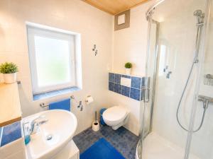 a bathroom with a sink and a toilet and a shower at Stadldorf» Ferienwohnung Wagner in Kirchroth