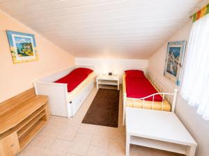a small room with two beds and a table at Stadldorf» Ferienwohnung Wagner in Kirchroth